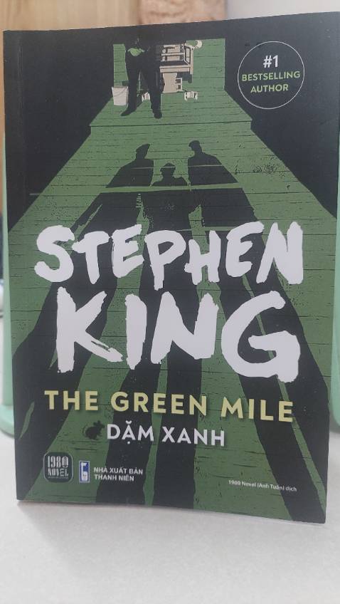 Xứng đáng 5 sao.
Dù có nhiều ngôn từ dung tục, những cảnh tượng man rợ hay đầy bạo lực. Vẫn phải thú nhận đây là một tác phẩm lôi cuốn mang nhiều tính nhân văn. Các thông điệp về về vấn nạn phân biệt chủng tộc, về cái thiện, cái ác hiện diện xuyên suốt.
Dặm xanh đâu chỉ cho ta thấy địa ngục nơi trần thế nơi có các tử tù và các vị tử thần. Dặm xanh cho ta thấy phẩm giá nơi con người, giá trị của đức tin, lòng vị tha và công lý.