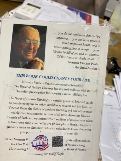 Sách bìa ngoài lem màu mực, không được sạch. Chất lượng giấy xấu. Nội dung mình chưa đọc nên chưa review được.