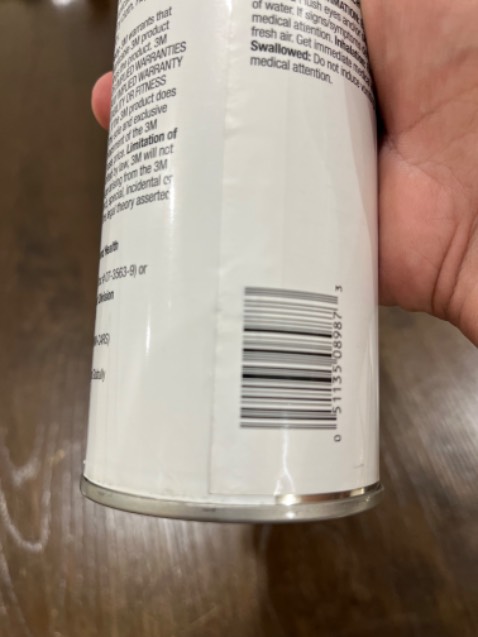 Nghi ngờ về nguồn gốc, xuất xứ của sản phẩm. Tên sản phẩm không được in lên vỏ chai mà được dán bằng tờ giấy rời. Tờ giấy dán cũng rất cẩu thả, lệnh trên lệch dưới như trên hình.