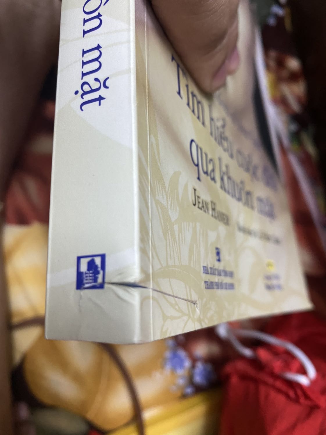 SÁCH HAY, nhưng TIKI làm việc quá tệ, giao quyển sách bị rạch góc hết nửa cuốn. Lỗi rạch sách rất nặng luôn.