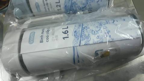 Bình 1.6L màu kem khui hàng đã bị bể miệng chỗ rót sẵn, không sử dụng được. Yêu cầu nhà cung cấp gởi lại sản phẩm còn nguyên hoặc hoàn tiền.
