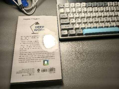Sách mới mùi giấy thơm, màu giấy tốt cho mắt, sách bọc 1 lớp vỏ bảo vệ bìa rất tốt, phần giao hàng sách không bị dập gãy lưng sách đánh giá vận chuyển tốt. Mua về ngồi đọc 1/3 sách mới nhớ ra đánh giá.hehe
