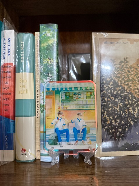 Truyện đẹp, nhưng ship thiếu đế standee, phải lấy tạm đế khác dùng, có vid unbox nhưng không được giải quyết. Mua ở shoppe ổn hơn nhiều nhưng vì là bản đặc biệt shoppe sold out rồi phải lên tiki mua.

Skybook đã ship bù đế standee sau 20 ngày.
Đánh giá lại 5 sao vì đã được giải quyết dù hơi muộn.