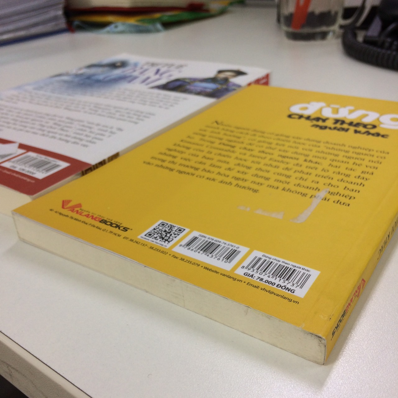 Mép sách sờn nếp, gáy sách bẩn, bìa sách bụi lau đen sì cả tay. Hi vọng các bạn chú ý cho chất lượng và bảo quản sách.