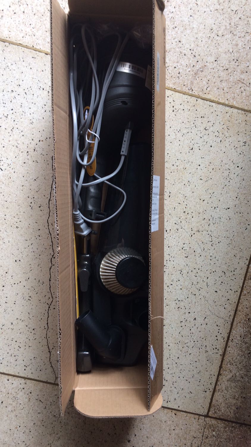 Giao hàng nhanh, giá ổn, lực hút mạnh. Bụi mịn thì k hút được, thân máy mau nóng, tiếng ko quá ồn. Với giá này như vậy là tốt rồi. Lúc tháo ra đem vệ sinh cũng dễ dàng, có nhiều đầu hút dành cho các loại khác nhau rất tiện lợi.