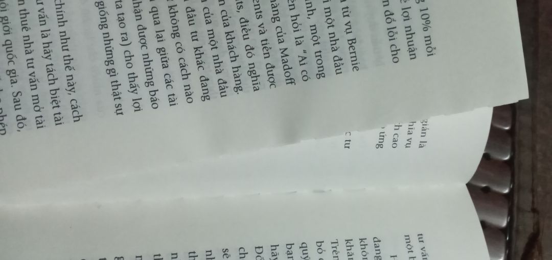 Sách không được bảo vệ chỉ có hợp giấy đựng bên ngoài nên khi giao hàng có va đập sách bị cong ở phần mép sách nhiều nhất là phần góc.