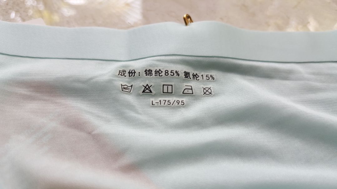 Giao hàng nhanh. Đóng gói sản phẩm tốt, che tên rất tinh tế.
Quần vải đẹp, mỏng và dai. Size L lưng 37cm chưa kéo dãn. Các bạn đùi to cần lấy lên 1 size.