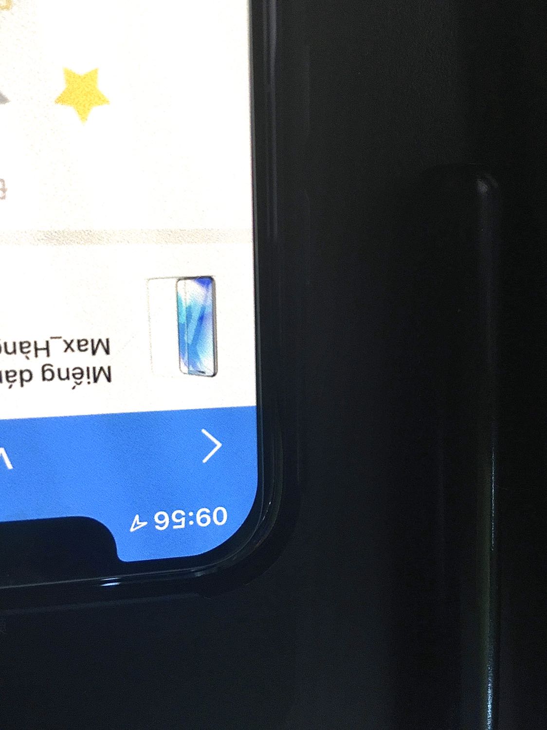 Vừa mua về dán cho iphone Xs thấy viền hụt một khúc. Thua miếng dán cũ tràn viền