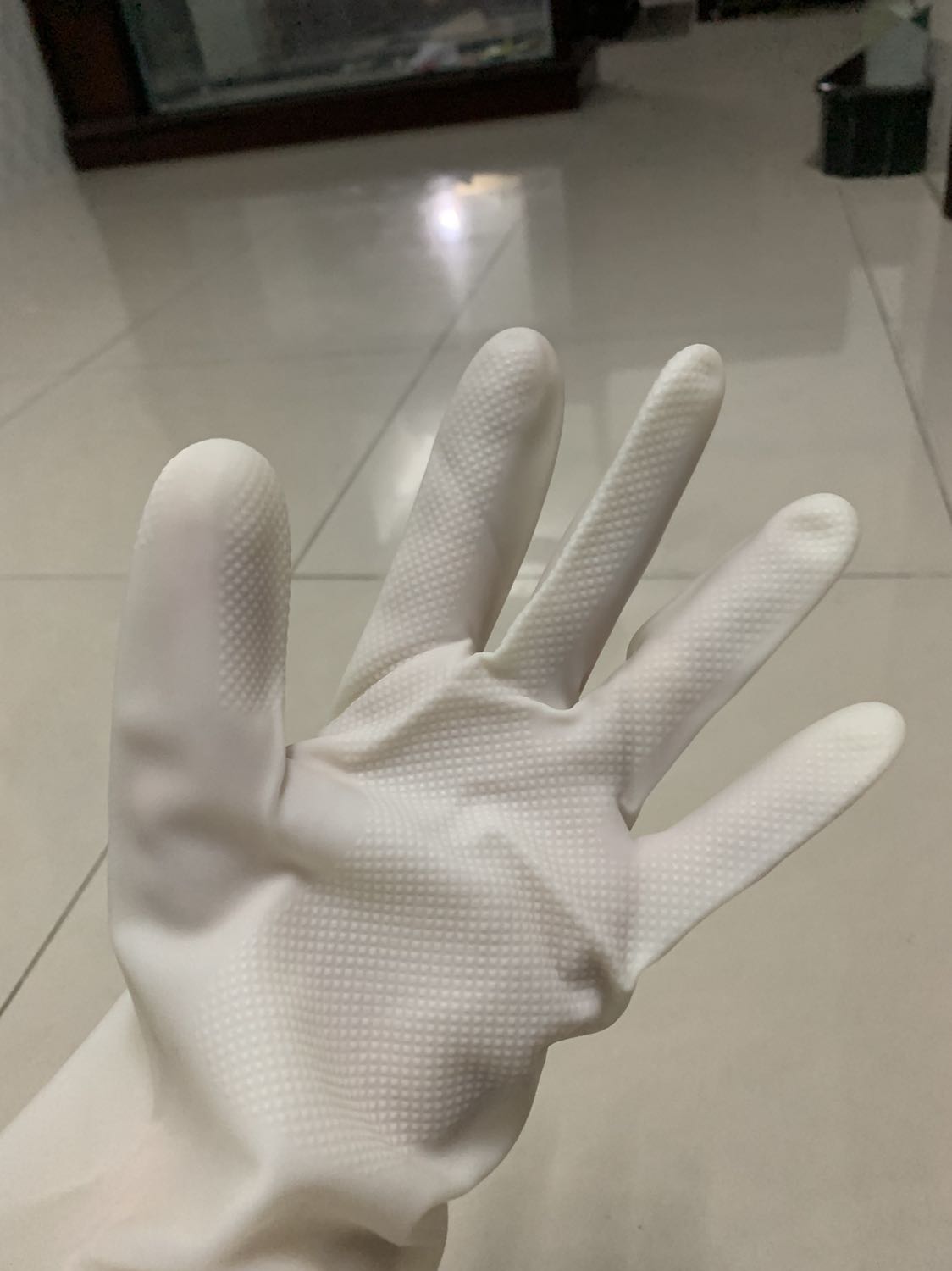 Găng tay dai, có phiếu bảo hành sp 6 tháng. Xài 1 thời gian sẽ bị vàng nhưng vẫn bền. Hơi rộng so với tay mình. Nếu có size S thì tốt hơn, đỡ bị trơn trượt khi găng tay không bám dính vào tay