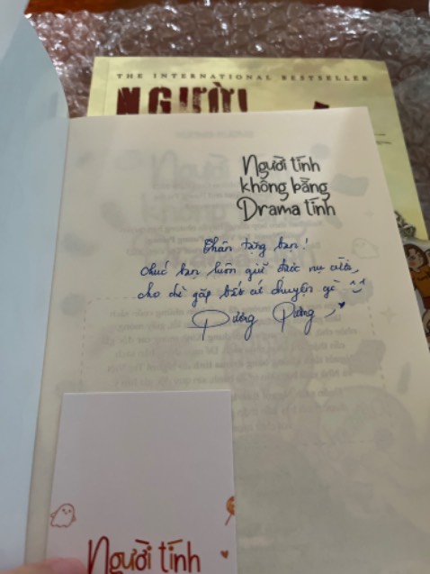 Oi sách của pương pương thì là gu toi roi mà có tặng kèm cái móc khoá với mí tấm card quá là dẽ thưnnnnn huhu. Còn được pương pương kí nựa, đã quá ò, quá là xịnnn. 5 sao là ko đủ TvT