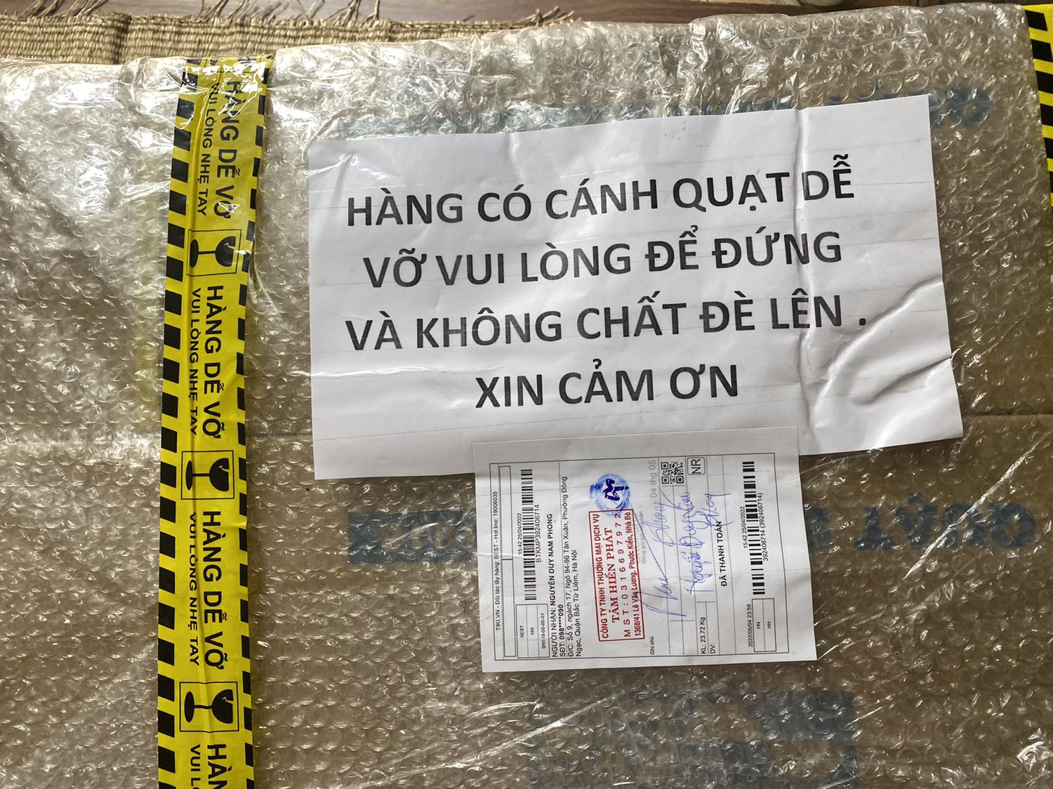 Hàng nhận được nguyên thùng, chất lượng thì *** thử thấy ok, đóng gói gọn gàng, cẩn thận. Shop nhắn tin, gọi điện hỗ trợ nhiệt tình. Điểm k hài lòng và đang cần khiếu nại với TiKi và đơn vị vận chuyển. Thái độ làm việc của đồng chí giao hàng rất chi là hách dịch, tiền cước vận chuyển và quy cách đóng gói là do TiKi và nhà bán hàng thống nhất và quy định, người mua đã thanh toán đủ cước vận chuyển, vậy mà ban đầu nhân viên giao hàng gọi điện yêu cầu mh ra kho hàng để nhận hàng, sau khi mh nói k giao thì hoàn hàng về,,bắt đầu giở giọng E giao hàng vào A hỗ trợ E thêm tiền ship. Chả hiểu Tiki vận hành giao nhận hàng kiểu gì?… Cần 1 lời giải thích.