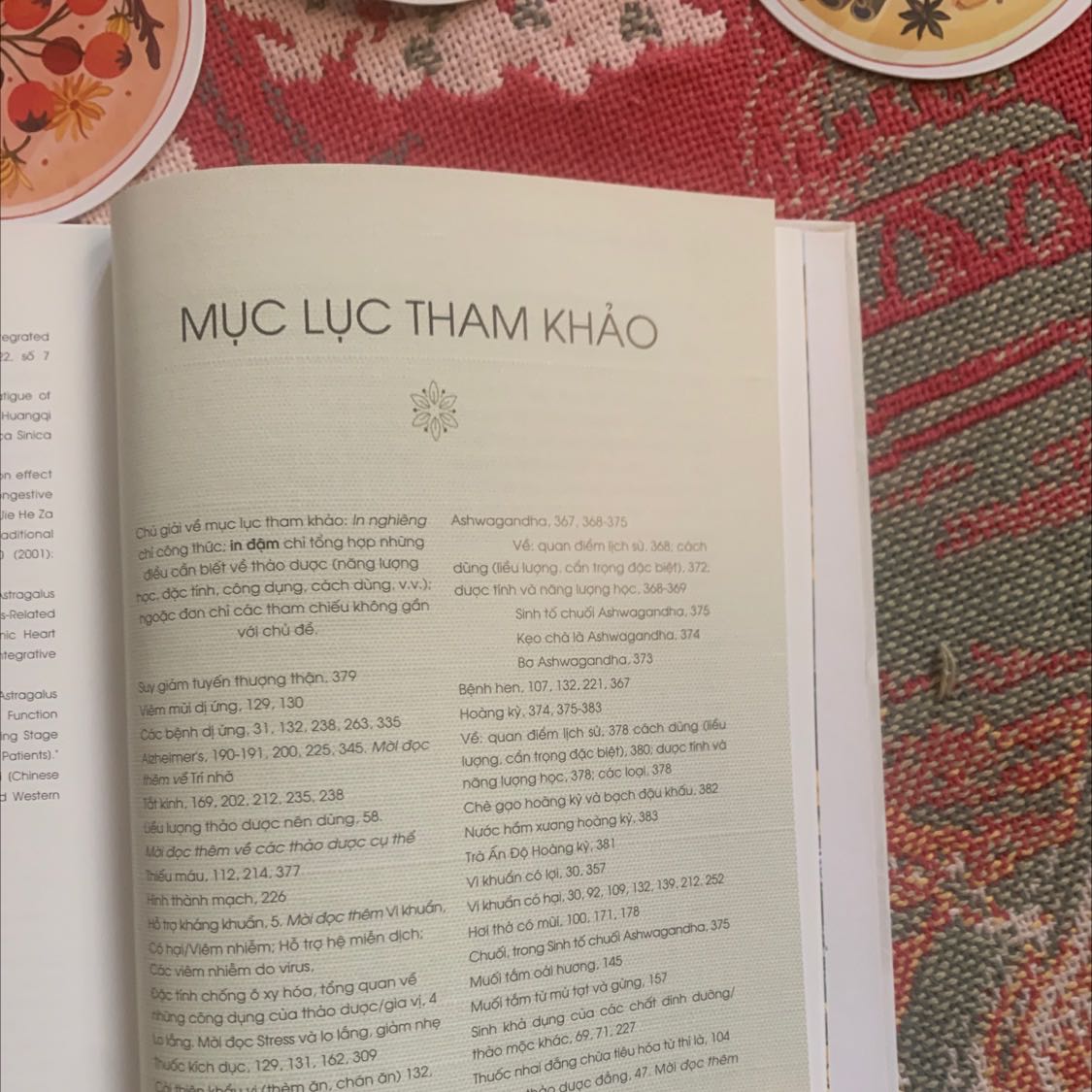 Tặng markbook xinh xắn hợp với bìa sách, bìa sách minh hoạ đẹp. Tuy nhiên bìa sách và bên trong sách thiết kế minh hoạ hơi lạc quẻ. Vì bìa ảnh là vẽ, bên trong là hình chụp thực tế. Giấy sách bóng. Không tốt cho mắt lắm. Trình bày nội dung không có gì đặc biệt. Còn nội dung sách, mới đọc sơ để đánh giá nhanh thì phần mục lục trình bày nhìn khá rối. Sách cung cấp thêm nhiều kiến thức cũng như công thức chế biến. Mình thích nấu ăn và những cây hẻbal. nên nội dung phù hợp.
