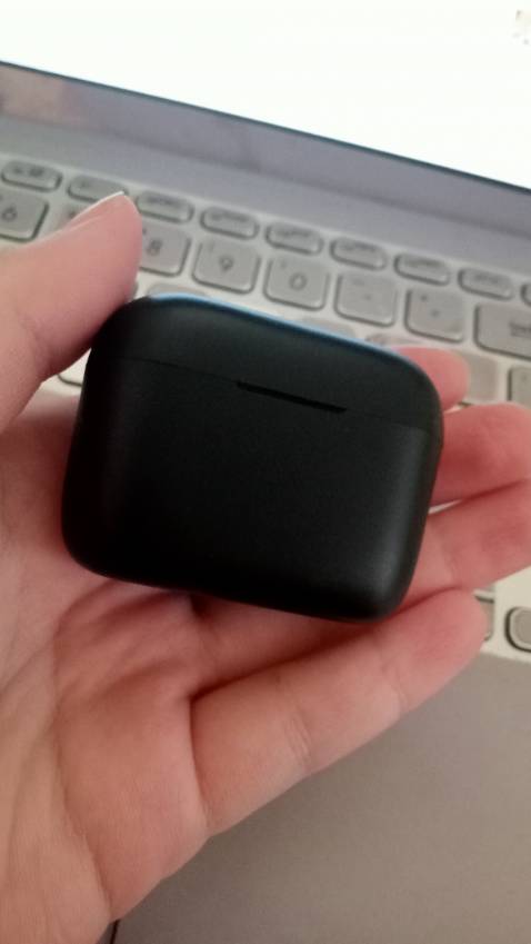 Giao hàng nhanh, shop phục vụ siêu có tâm. Tai nghe dùng tốt, nghe nhạc thích lắm luôn ạ, mề mế mê. Mình cảm giác như tai nghe bên trái nhạy hơn bên phải một xíu. Tuy nhiên tai nghe hơi to so với tai mình (tại tai mk bé xíu ý) nên cảm giác như tai nghe sắp rơi. Mình muốn pass lại để mua tai nghe phù hợp hơn. Giá hạt dẻ ạ. Ai có nhu cầu mua lại liên hệ mk qua Zalo *** nhé ạ!