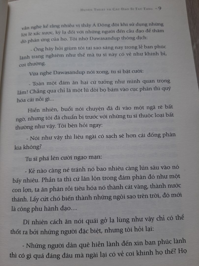 sách khá hay, tác giả Nguyên Phong dịch thì ý tứ nhẹ nhàng, sách nói về hành trình một người phụ nữ Châu Âu (Paris) người chuyên viết về tôn giáo Châu Á, ban đầu ở Ấn Độ và vì một sức mạnh vô hình hoặc sự tò mò về sự tâm tập, huyền thuật huyền bí ở Tây Tàng mà vượt rào cản Quốc gia để qua, bà trải nghiệm tu tập ẩn cư và hiểu được phần nào cảm thụ của một ẩn sĩ, bà tận mắt chứng kiến những bí thuật lạ lùng ở Tây Tạng, những triết lý, phái tu tập ở Tây Tạng, nhìn chung cuốn sách đối với người chưa tu tập đủ để cảm nhận, và biết thêm về cách người tu tập suy ngẫm, biết một ít về tôn giáo, tu luyện. chương 1,2 thì mình đọc thấy hơi nặng nề, chương 3 đọc thì hơi sợ (không nên đọc vào buổi tối), các chương sau màu sắc câu chuyện sáng hơn, vui vẻ hơn. hình mình chụp đa phần ở chương sau.