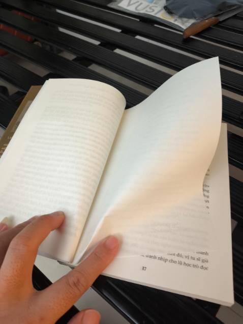 Sách in sợ tốn mực hay gì á ta. Sách mà cứ đoạn in đoạn không