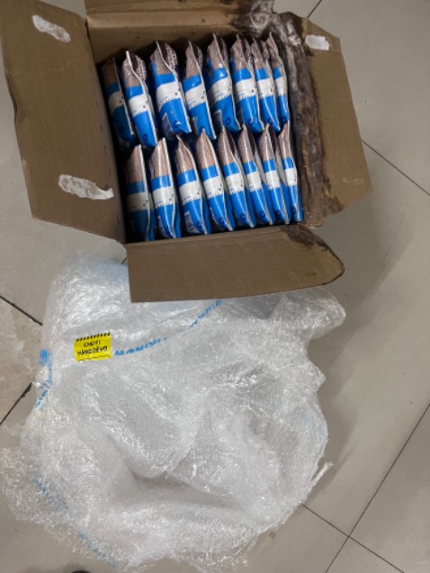 Mất tiền mua mà thùng sữa nhận được ướt hết cả. Không biết túi nào rò rỉ, không dám uống luôn. Đề nghị shop cho lời giải thích