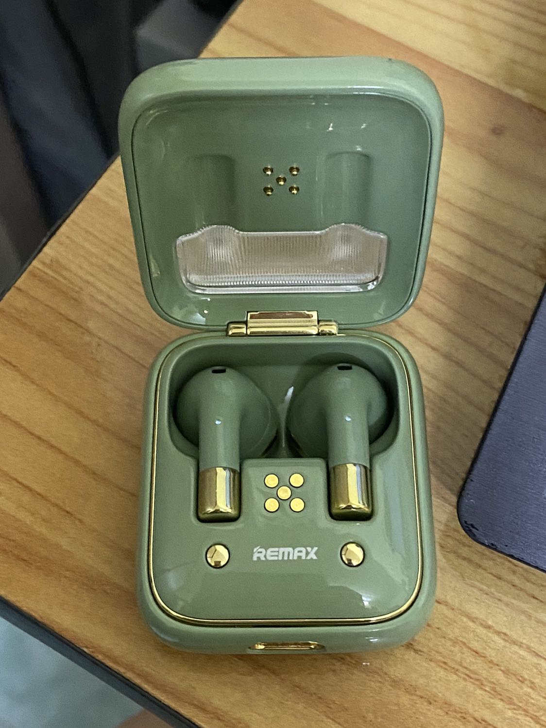 Tai nghe kiểu rất xinh. Nghe ổn áp. Tiki giao nhanh. Nói chung là hài lòng về sản phẩm. 
Màu xanh màu hồng đều xinh nhé mọi người. Kiểu retro dễ thương. Nhìn là thích ngay