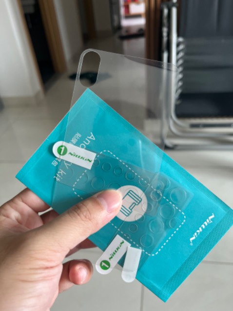 Miếng dán trong suốt không có viền. Được tặng thêm miếng dán mặt lưng và phụ kiện để dán.