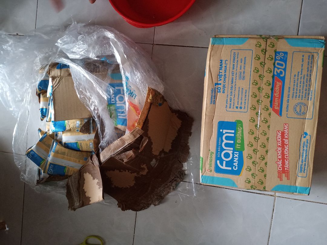 rất tệ, mình đặt ở tiki nhiều lần r, lần đầu thấy đơn hàng sữa tệ thế này. đặt 2 thùng thì giao 1 thùng nguyên, thùng còn lại thì để trong túi nilong, sữa bể đổ ra ngoài mùi hôi kinh dị. tiki đã đến nhận lại phần hàng lỗi r, hy vọng đc nhận lại sp đàng hoàng hơn.