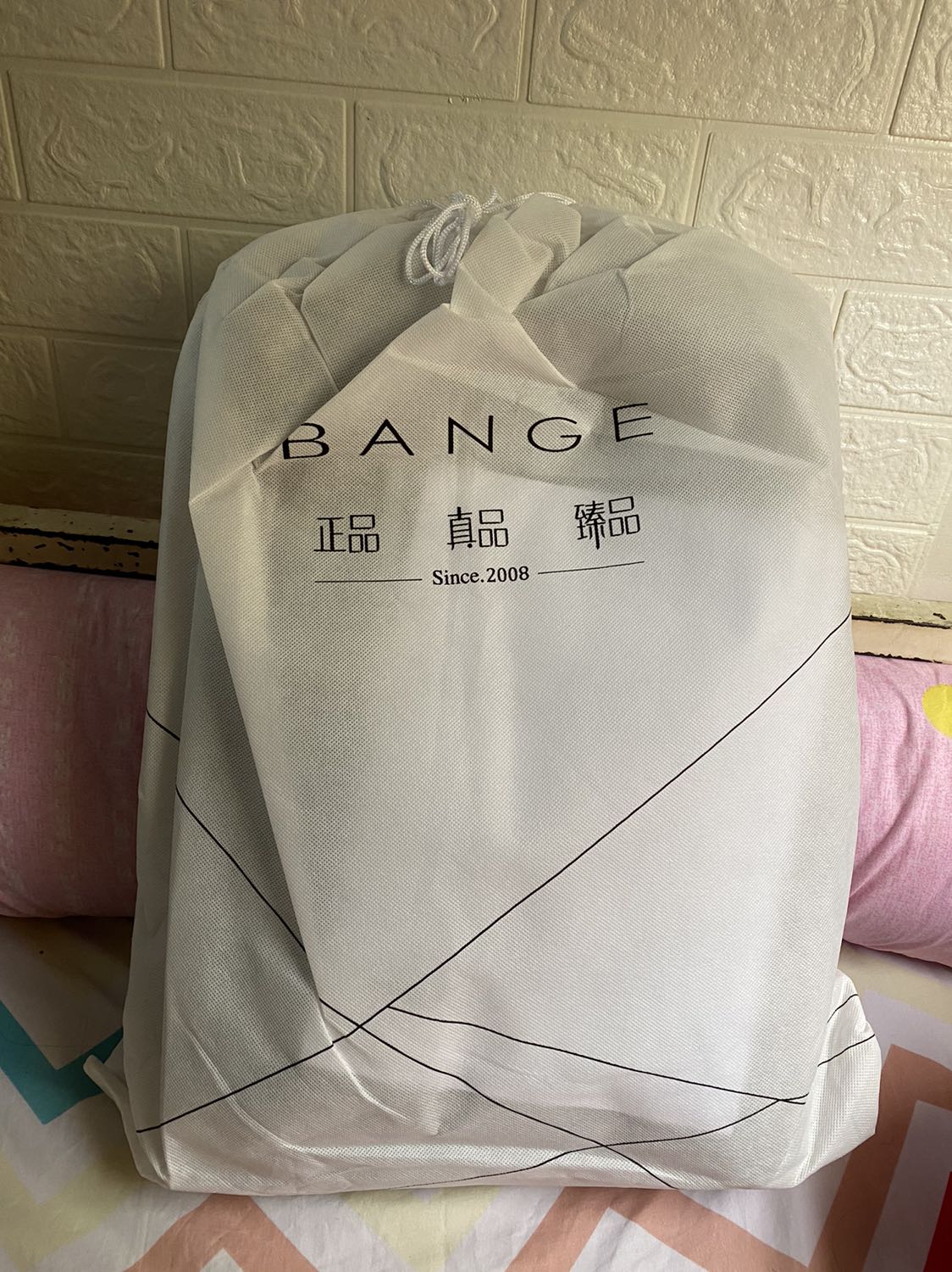 Chi tiết được may sắc nét, tinh tế, nhìn xịn sò lắm. Đóng gói bao bì cũng rất chuyên nghiệp. Nói chung nhận hàng hài lòng. Phải xài thêm để xem chất lượng thế nào.