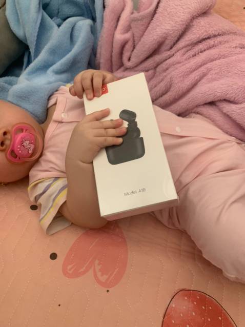 Sáng giờ lên tiki mò hoài mới ra em này, nói thiệt nha: ưng ẻm quá trời luôn! 
- Vừa tai! Đủ các nút cho các lỗ tai các chế từ to đến nhỏ.
- Âm thanh êm! Sóng đều, không bị mất sóng như các hãng khác.
- Kiểu dáng nhỏ gọn! Cái này mình thích nè😘
- Cảm ứng nhạy! 
- Giao hàng nhanh *** đạn! 
- Bọc hàng bên tiki thì khỏi chê rồi, bọc kĩ quá! Tháo mắc mệt luôn! Hihi nhưng mà thích😊
- Mua hàng chính hãng  nên an tâm dã man.
* Nói chung thích em này quá nên review kĩ kĩ cho các bạn nào đang có ý định mua nè! Nên mua nhé! 👍🏽👍🏽