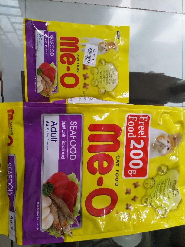 Nói chung là ổn, giao hàng đóng gói cẩn thận,gói tặng kèm là meo nhà mình cào cắn đòi ăn. Giá trên Tiki vẫn hơi mắc so với mua lẻ ở Trường Chinh,nhưng hàng chính hãng, trên bao bì gói to ghi rõ tặng kèm gói nhỏ và lâu lâu đổi loại khác nhau cho mèo nhà mình đổi vị. Đặt giao tận nhà miễn phí ship (do mình mua cùng nhiều đồ khác). Để rẻ và tiết kiệm có thể nên tìm mua các gói loại to hơn 13kg thì sẽ rẻ hơn.