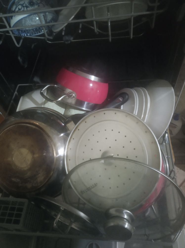 Một sản phẩm quá tuyệt vời. Nên mua ngay và luôn nhé các bạn. Nó rửa sạch lắm ý. Dùng chế độ nomal bát đũa sẽ được sấy khô cong và bóng lộn. Còn chế độ rửa nhanh thì ko có sấy vì nó rửa có 30 phút là xong.   Các bạn nhớ mua nước bóng và muối của hãng finishi để đổ vào máy trước khi máy hoạt động để máy được bền nhé. Mình dùng viên rửa của finishi luôn. 1 viên to quá nên cắt đôi cho nưa viên thôi nhé là quá sạch rồi. Máy này chứa được rất nhiều bát đũa, nồi niêu. Rất đáng mua. Tiki giao hàng đúng hẹn. Bạn giao hàng rất vui vẻ nhiệt tình mở kiện hàng đồng kiểm luôn. Còn bạn lắp đặt cũng quá tuyệt vời vui vẻ ko nề hà việc gì cả. Sứng đáng được thưởng thêm nha. Cả gia đình mình ăn 3 bữa rửa 1 lần vào buổi tối thôi nha. Nhà mình 2ng lớn và 2 trẻ em. Các b xếp bát xong kiểm tra quay thử cánh quạt phun nước xem có bị mắc ko nhé. Nếu bị mắc thì xếp lại. Ko để bị mắc thì bát đũa mới sạch trơn. Chứ nếu bị mắc nươc ko phun tới đều các bát được.