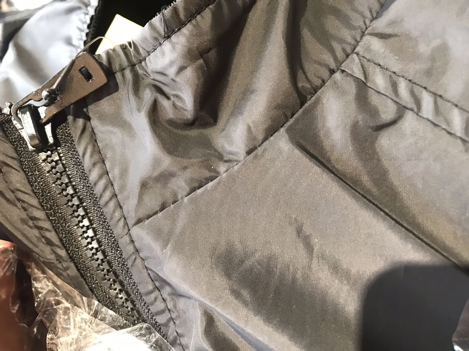 Nhận về xem ngay cái đường chỉ với khoá áo. Hài lòng k chê vào đâu được.k có miếng chỉ dư nào, màu chuẩn, ? đóng hộp đem tặng thuii Thank Shop