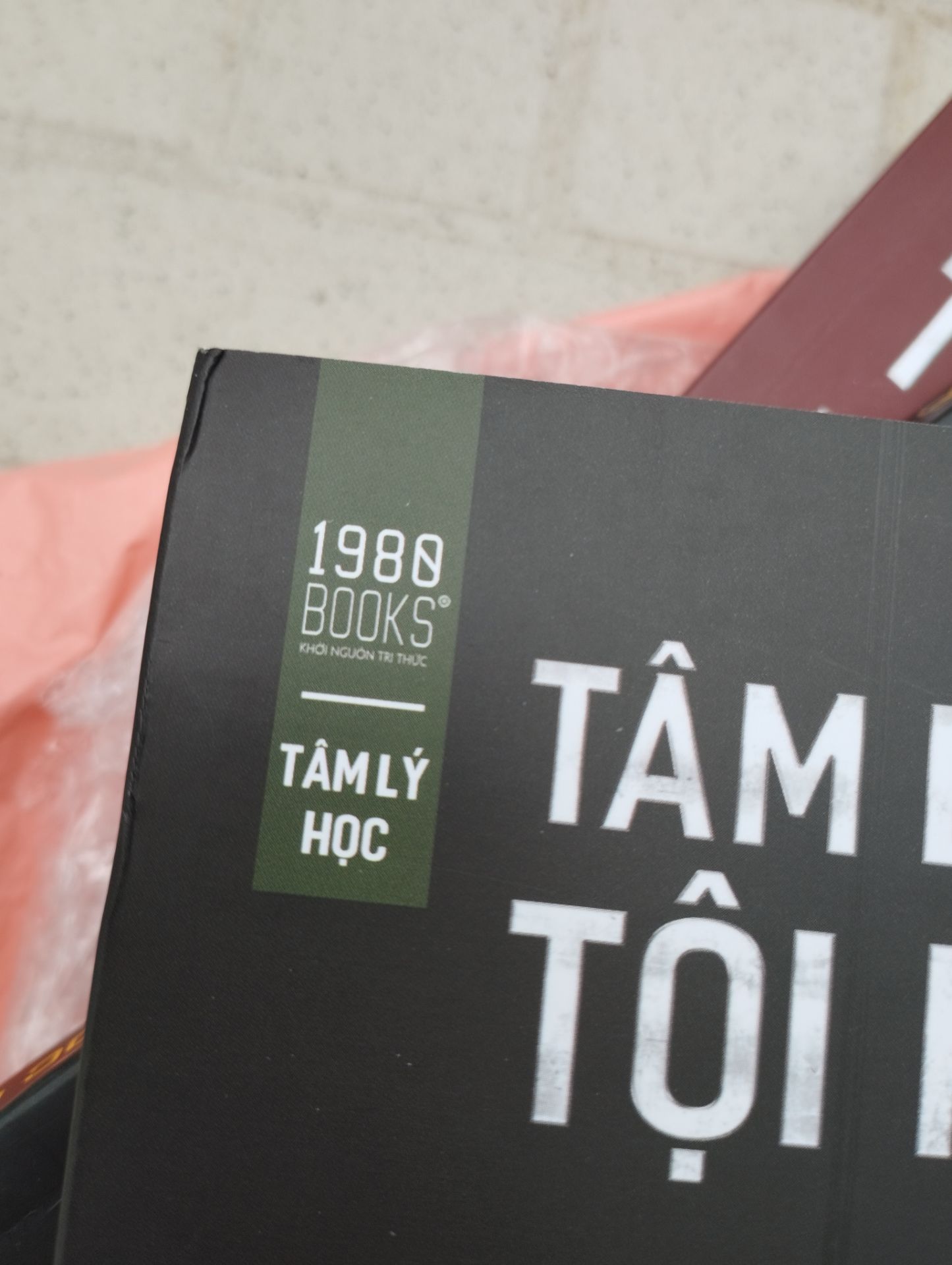 bìa bị hỏng trong lúc vận chuyển