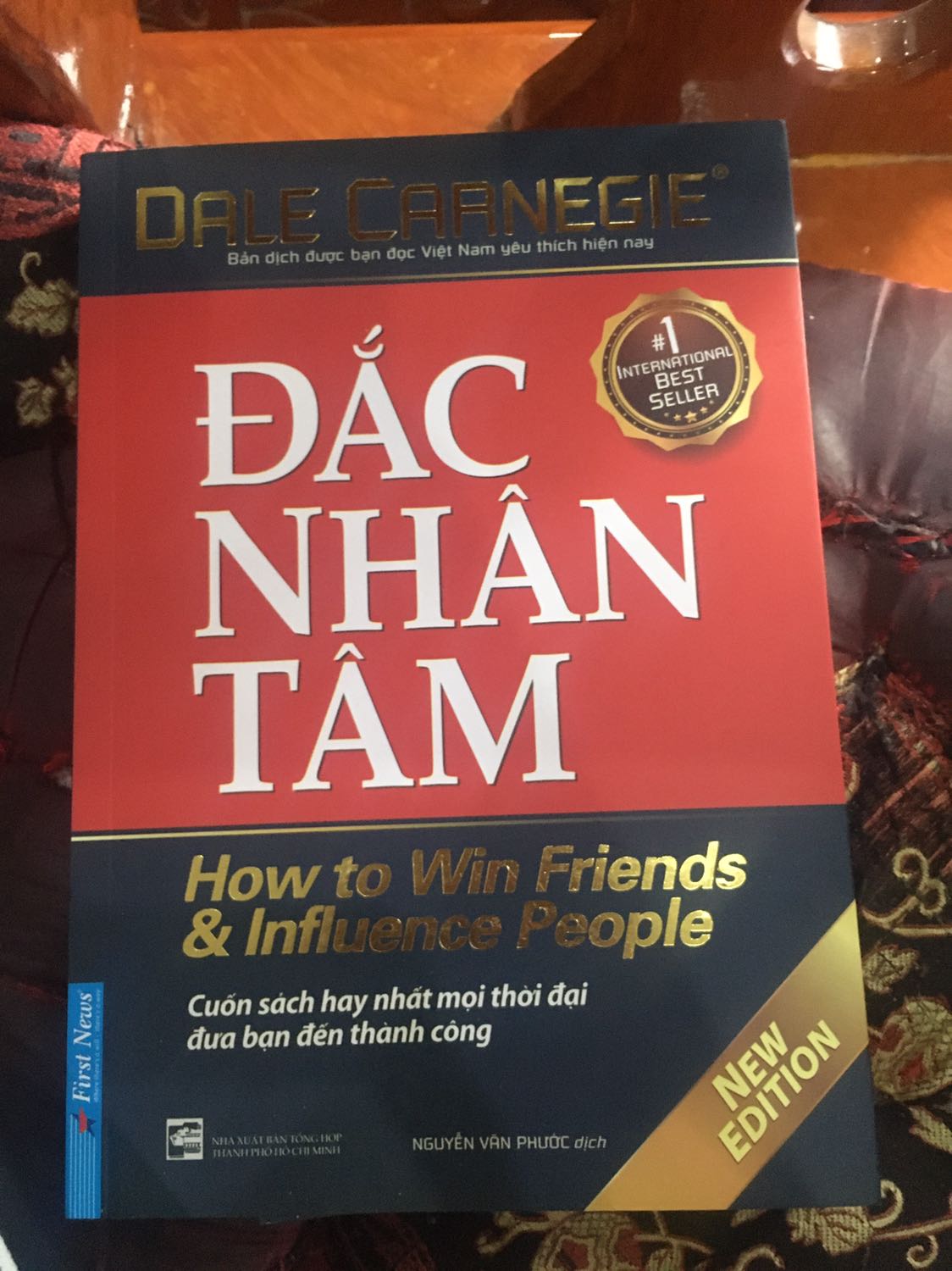 Mình rất hài lòng với tốc độ giao hàng, cuốn sách nhỏ hơn mình nghĩ. Nội dung thì mình chưa đọc, và mình cũng không có thói quen highlight lên sách nên không thể *** chất liệu sách cho mn, mn có thể nhìn dưới ảnh. Tuy nhiên mình sẽ đánh giá 5 sao nếu shop gói hàng cho mình có thêm một miếng nilong vì giao hàng mưa nên giấy của mình bị cong hết rồi ạ!