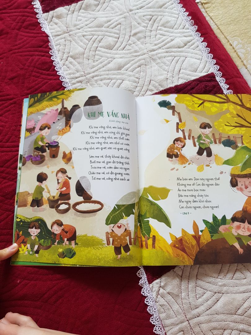 Một cuốn sách tuyệt vời, tranh vẽ đẹp mê ly. Mở từng trang như đc trở về với tuổi thơ. Một cuốn sách để nuôi dưỡng tâm hồn của cả con và cả mẹ