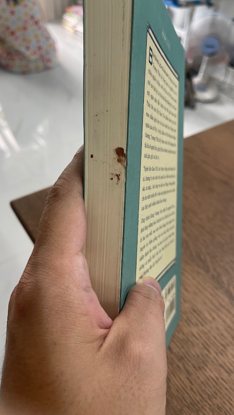 Sách giao lem luốc vầy đây. Mình không để ý nên không biết đổi cuốn khác được không