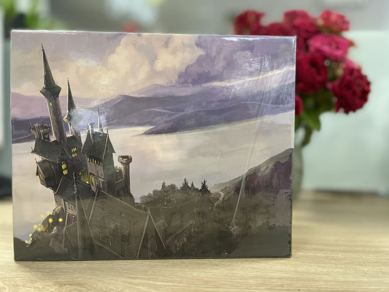 Siêu ưngggggg
Mình đã đọc hết các đánh giá: mọi người đều bảo hộp bị méo, xây xước khi vận chuyển. Nên đặt xong là hồi hộp chờ đợi.
Kết quả là sáng đặt trưa đã nhận được. Box nguyên xi không méo mó xước xát gì nha. Nguyên nilon bọc luôn. 
Bìa sách in nổi lóng lánh. Mở sách ra thơmmmmm mùi giấy mới. Giấy đẹp ko đau mắt. Gáy sách dễ mở nha. Phê lắmm lắmmmm
Yêu tiki ❤️