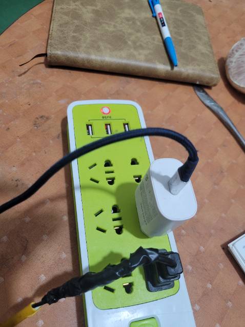 Dùng cũng ổn. Có cổng usb sạc nhưng không được nhanh cho lắm.