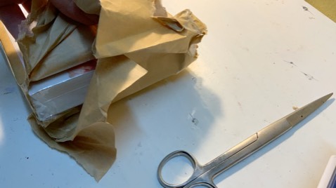 Ui sách xinh xỉu luôn sốp ơiii. Có điều anh shipper tới giao lúc mình không có nhà cái người nhà mình ra nhận giùm. Xong nhà mình có hỏi gửi tiền gì không thì ảnh trả lời không luôn. Mình nghĩ ảnh nhầm rùi hay sao đó. Có cách nào để mình gửi tiền không chứ để anh đền thì tội nghiệp lắm huhu