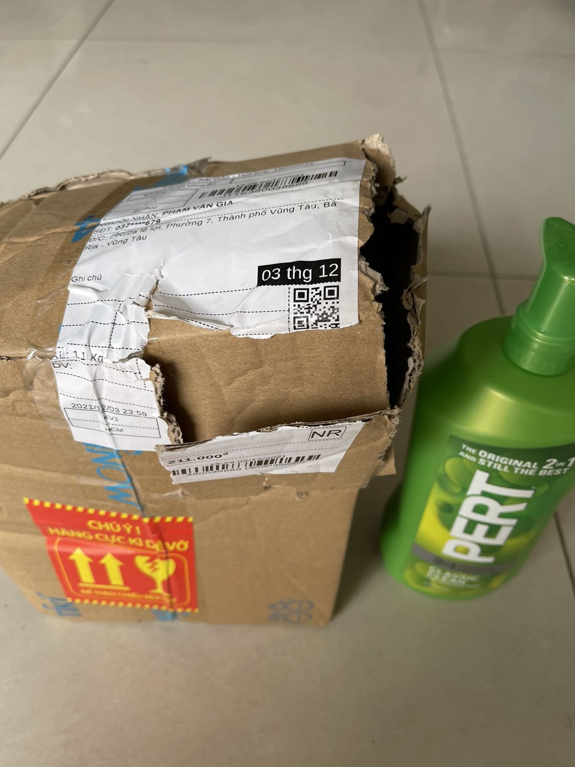 Mình mới nhận được chai dầu gội đầu này thì thấy hàng bị khui hộp và chai dầu bị chảy ra ngoài rất nhiều mình có nói với người giao chứng kiến thì bạn đó nói báo lên tiki,mình chụp mã vạch bên trong chai thì thông báo hàng không có thông tin gì hết ,mình nghi hàng không phải chính hãng