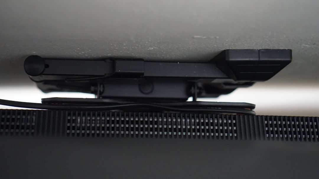 Giá đỡ chắc chắn, nặng, đầm tay lắm, cầm lên thấy rất an tâm khi treo Tivi. Mình treo Tivi TCL 55" mà thấy vẫn okie, ko rung lắc, lỏng lẻo gì hết. Cơ chế lắp ráp quá thông minh, dễ dàng với ai có khoan, tua vít đầy đủ. Xoay tivi cũng okie, thoải mái. Mình tự lắp ráp và treo Tivi lên luôn. Cảm giác hài lòng về chất lượng cũng như phục vụ của nhà bán và Tiki. Hài lòng về dịch vụ vận chuyển của Tiki.