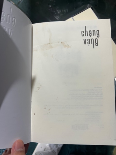 Giao hàng nhanh, giá ổn nhất mình từng thấy 
Tuy nhiên bị một số lỗi :(( góc 2 quyển sách bị móp. 1 trang đầu của quyển chạng vạng bị dơ . Hộp cũng rách. Thật sự là mình rất sợ gặp những trường thế này