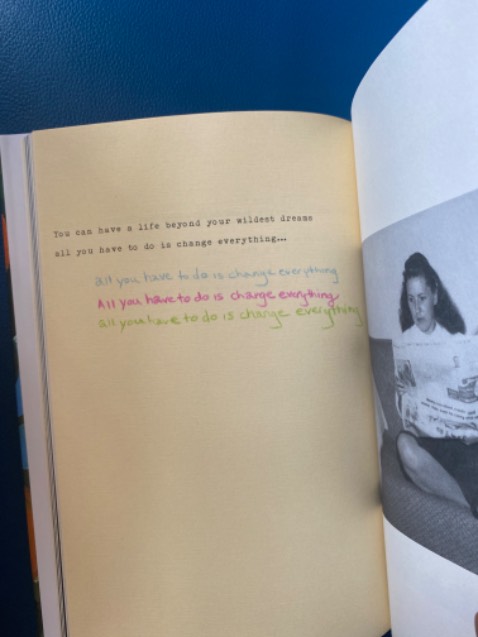 Sách còn có seal nữa, FHS giao hàng lúc nào cũng bọc cẩn thận chống sốc rất ưng. Nội dung chưa đọc nhưng được bạn mình share cho 1 số trang trong sách... thật sự mê luôn! Vừa vintage vừa phá cách.. những vết mực lem, font chữ đánh máy cổ xưa.. nhiều thứ xinh xỉu. Nói chung là mê lắm 🧡🍊