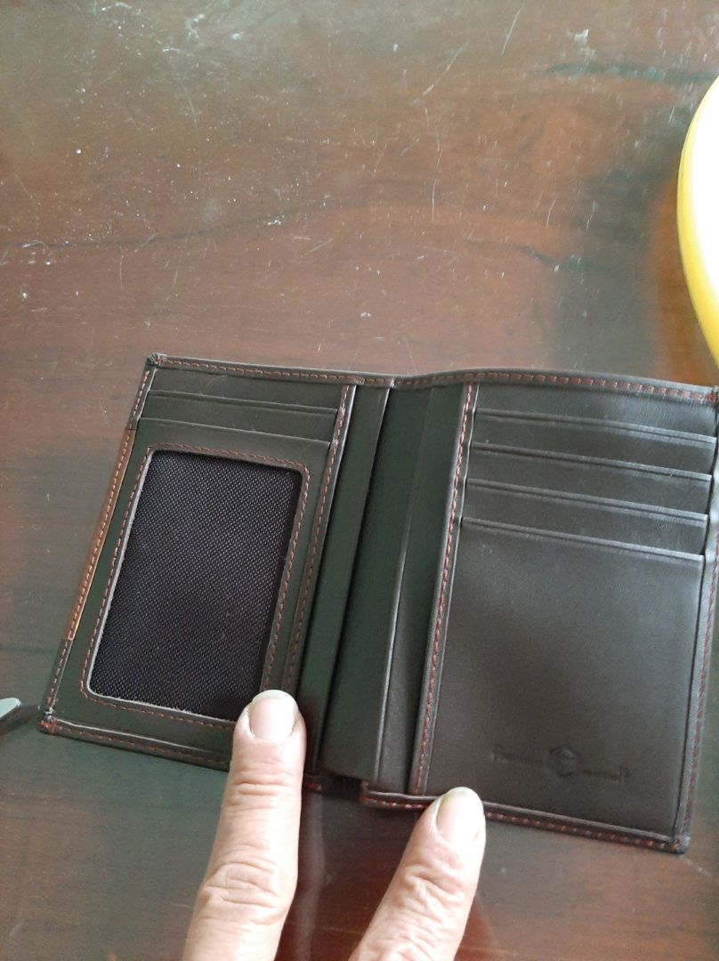 hàng quá tệ, treo đầu dê bán thịt chuột. hình ảnh đăng hàng thật mà bán thì hàng nhái. xem hình ảnh hàng tôi mua nha,ko giống tý nào, mỏng hơn tờ giấy, và ko có hàng chữ thương hiệu như hình nhé.hay tẩy chay shop anh nhé.