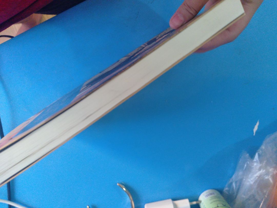 sách giao tới nhanh nhưng mà lỗi khá nhiều, từ bìa thì bị rạch một đường gần rách, gáy thì bẩn. Giấy bên trong còn nguyên vẹn. Nhìn chung khá mới nhưng cũng không hài lòng lắm