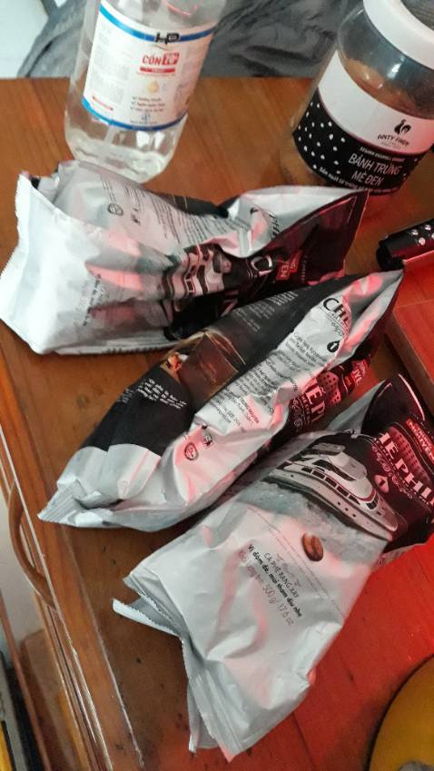 Mùi khét. Không thơm. Rất đắng. Hỏng biết hàng thật hay nhái đây????
So với mua trực tiếp siêu thị thì quả là 1 trời 1 vực. Chắc đổ bỏ. Chứ uống gì nổi????