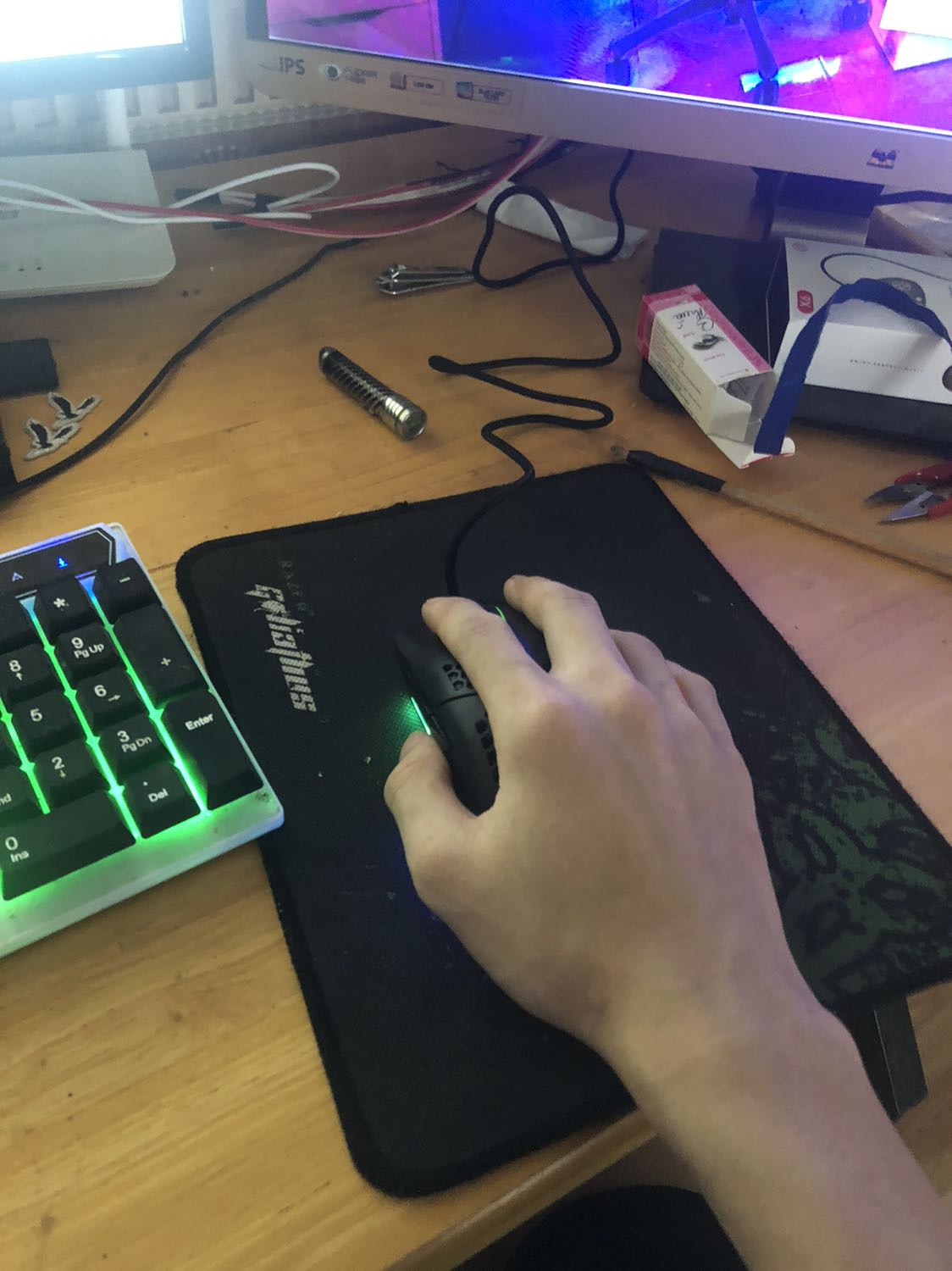 chuột khá nhạy led đẹp nhưng mà nếu thêm phần nháy liên hồi cho led thì ok hơn nghe tiếng click đã tai hơn con chuột phím giả cơ giảm âm nhiều đánh giá 8/10