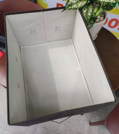 Hộp rất cứng cáp, chất vải không dệt, có mùi một chút, nhưng ko sao, để 1 lúc là hết mùi. Cốt bìa nén nên mình nghĩ mọi người ko nên để đồ ẩm hay bị ướt vì dễ bị hư hộp. Để đồ khô quần áo chăn màn tài liệu là ok. Cũng ko nên đee đồ sắc nhọn. Mình thấy ưng ý. Hộp rộng phết se  còn ủng hộ tiếp. Cho shop 5 sao nhé :3 :)))