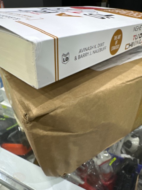 Sách bị cấn 1 góc dù shop đóng gói kĩ và bọc xốp bảo vệ, vấn đề do vận chuyển làm cấn 1 góc gói hàng.
Sách đẹp, chữ rõ. Có thêm quà tặng là 3 thẻ Bookmark sách.