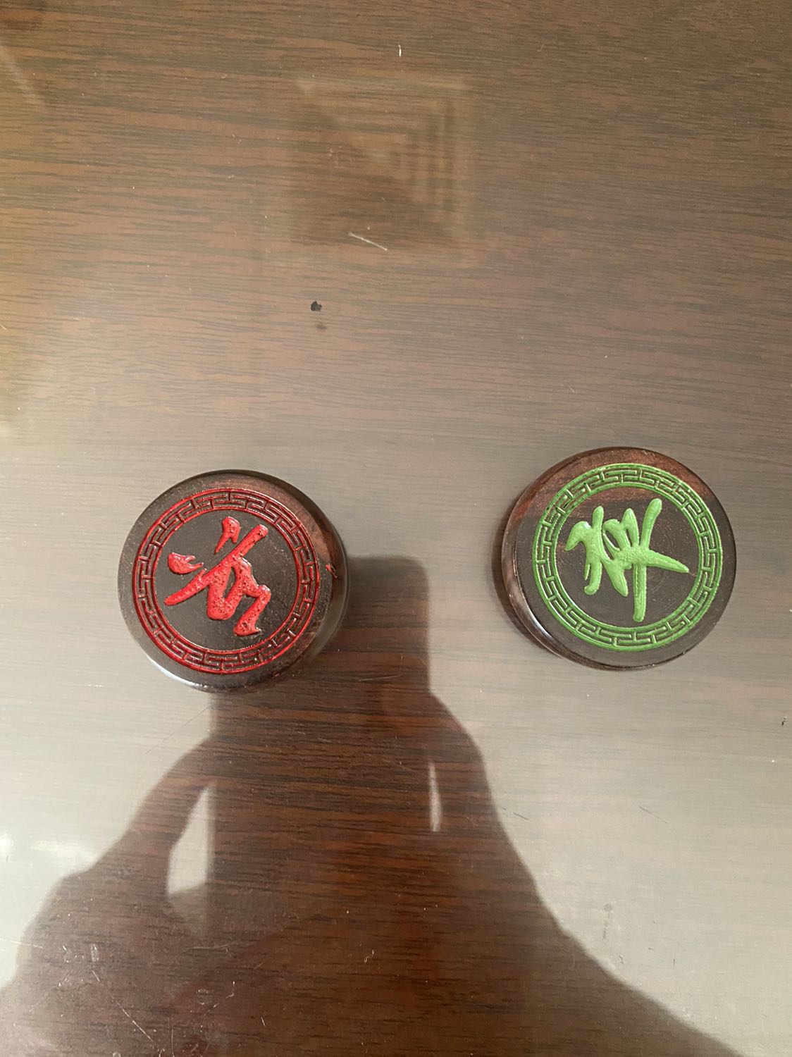 Cờ đẹp, nhưng tiếc là đánh màu lộn con tốt và không có hộp đựng cho đàng hoàng (đựng trong bao ni ***!).