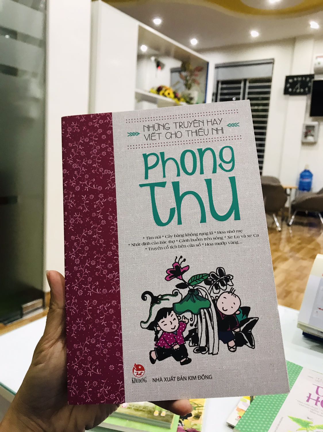 Tiki giao hàng nhanh dễ sợ luôn!
Đóng gói lại cẩn thận nữa!
Sách của NXB Kim Đồng k chê vào đâu đc, giấy dày, chữ và hình ảnh rõ sắc nét nhìn ưng ý lỨm!
Nội dung sách thì ai hoài niệm về kí ức tuổi về quê hương thì đặt ngay đi ạ!