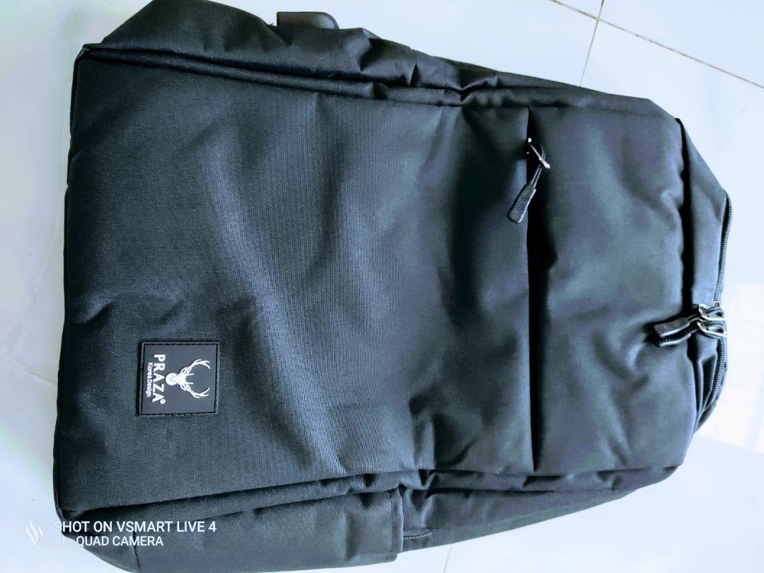 Balo có thiết kế đơn giản nhưng rất vừa mắt. Chất liệu tốt, độ dày ok. Để vừa khít laptop 15.6 inch. Nhưng có điều có vài chỗ bị bẩn :( như bùn hay nhựa cây dính vào ấy. Với cả hơi ít ngăn ạ. Balo có thiết kế đơn giản nhưng rất vừa mắt. Chất liệu tốt, độ dày ok. Để vừa khít laptop 15.6 inch. Nhưng có điều có vài chỗ bị bẩn :( như bùn hay nhựa cây dính vào ấy. Với cả hơi ít ngăn ạ.