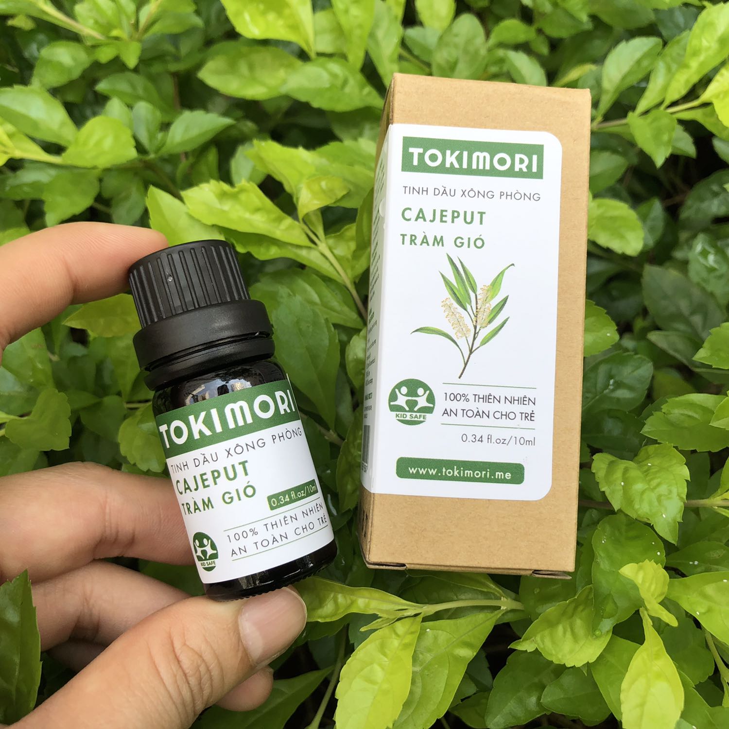 Mùi sả chanh quen thuộc, mình dùng chai xông của TOKI MORI thấy thích nên mua luôn lọ treo này. Mở nắp rồi treo trong phòng khách thì thơm mát suốt cả ngày, muỗi cũng đỡ bay ra bay vô. Giá tốt, hộp đẹp thân thiện môi trường, Tiki giao hàng thần tốc luôn.