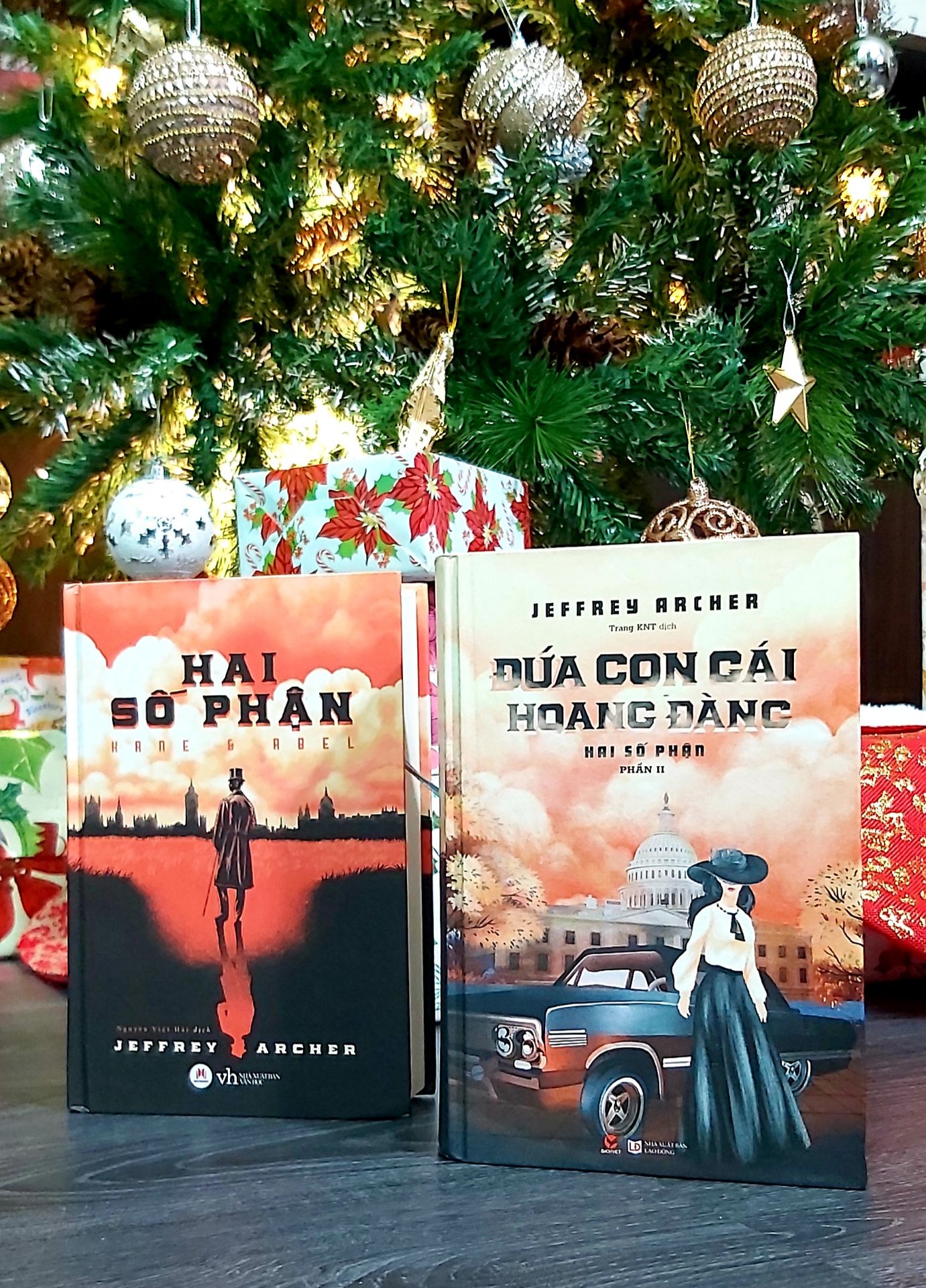 con gái Abel – với một ý chí sắt đá di truyền từ người Florentyna Rosnovski cha, cô quyết tâm theo đuổi mục tiêu và lý tưởng của mình, đó là trở thành nữ Tổng thống Mỹ đầu tiên. Tuy thế, cuộc đời của cô, giống như người cha của mình, cũng gặp vô cùng nhiều trắc trở mà người phụ nữ tham vọng này nhất định phải vượt qua. Với hình tượng được lấy cảm hứng từ những nhân cách lớn như “bà đầm thép" Margaret Thatcher, Golda Meer, hay Indira Gandhi, Jeffrey Archer đã trả lời cho độc giả những câu hỏi về cuộc đời và số phận, về ý nghĩa của cuộc sống này. “Vượt qua con giống tố, vươn đến những vì sao" chính là thông điệp mà cây bút tài ba muốn truyền tải."
Dịch vụ TikiNOW rất tiện cho mình, sách đẹp được đóng hộp cẩn thận giao trong vòng 2h và freeship. Like & Thanks!